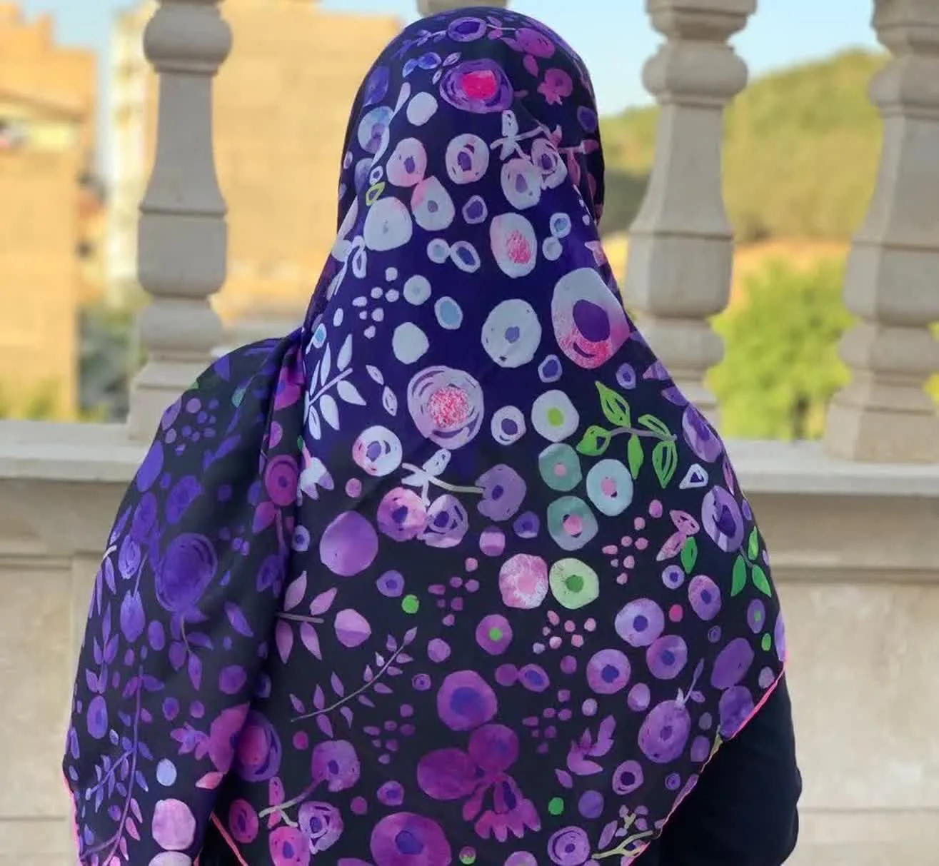 روسری نخی چهارفصل با طرح بنفش دایره‌ای