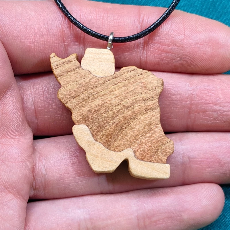 گردنبند چوبی دستساز طرح ایران چوب زردآلو
