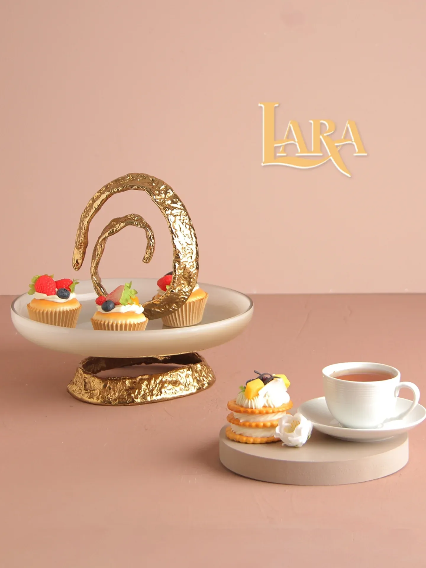 سرویس پذیرایی مدرن دریای بلور لارا ۶ تکه آلومینیوم طلایی و بلور سفید - تصویر ۲