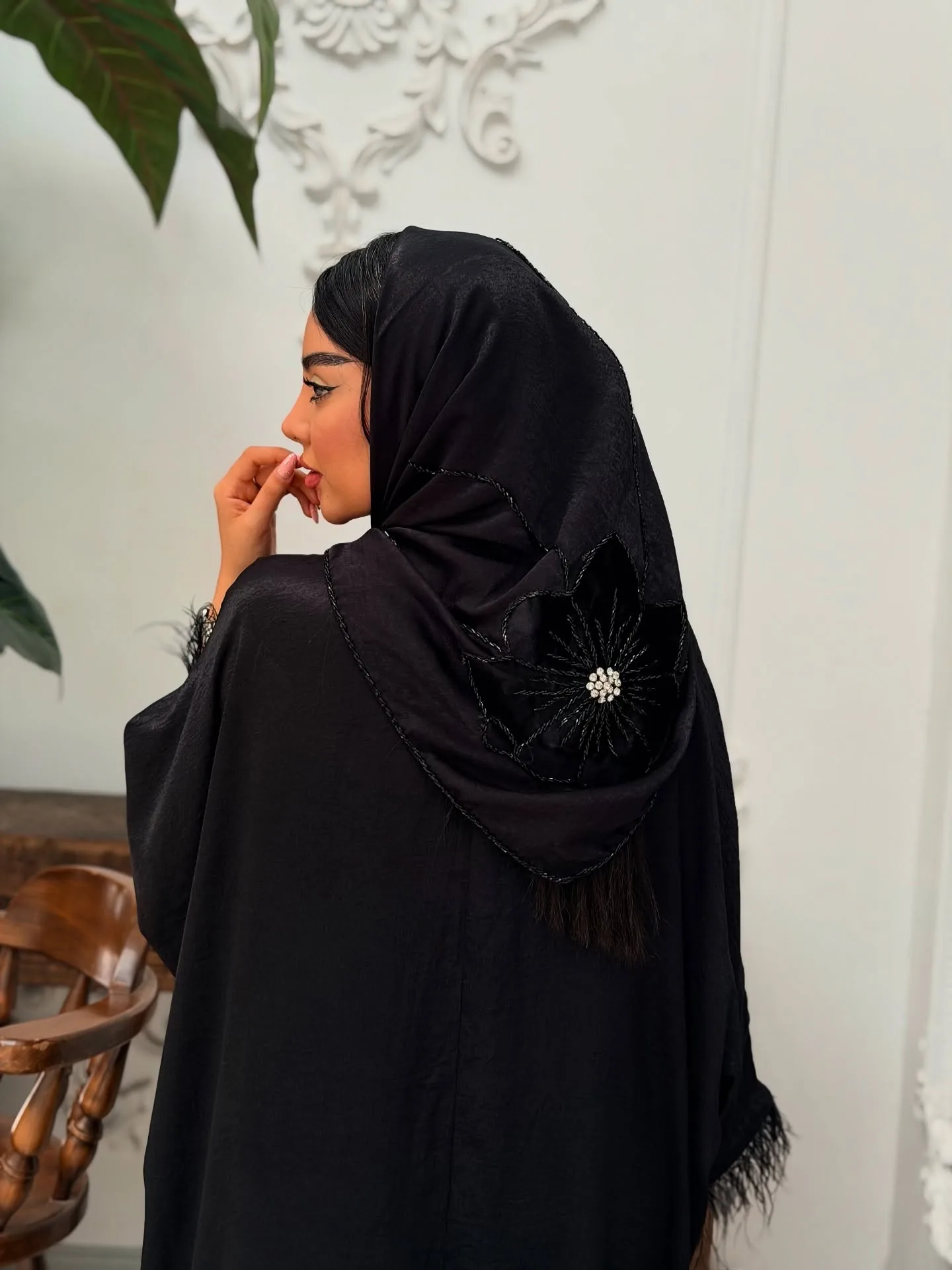 روسری تک‌گل مخملی مشکی قواره ۱۲۰ با جنس کوپرا - تصویر ۸