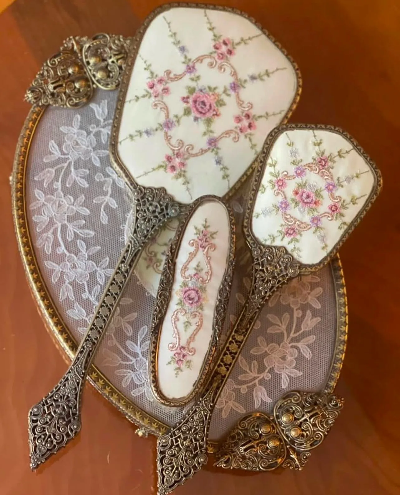 ست آرایشی آنتیک انگلیسی گلدوزی‌شده - تصویر ۹