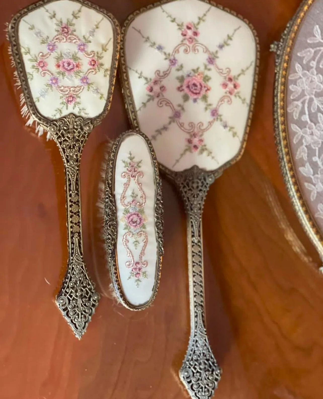 ست آرایشی آنتیک انگلیسی گلدوزی‌شده - تصویر ۱۱