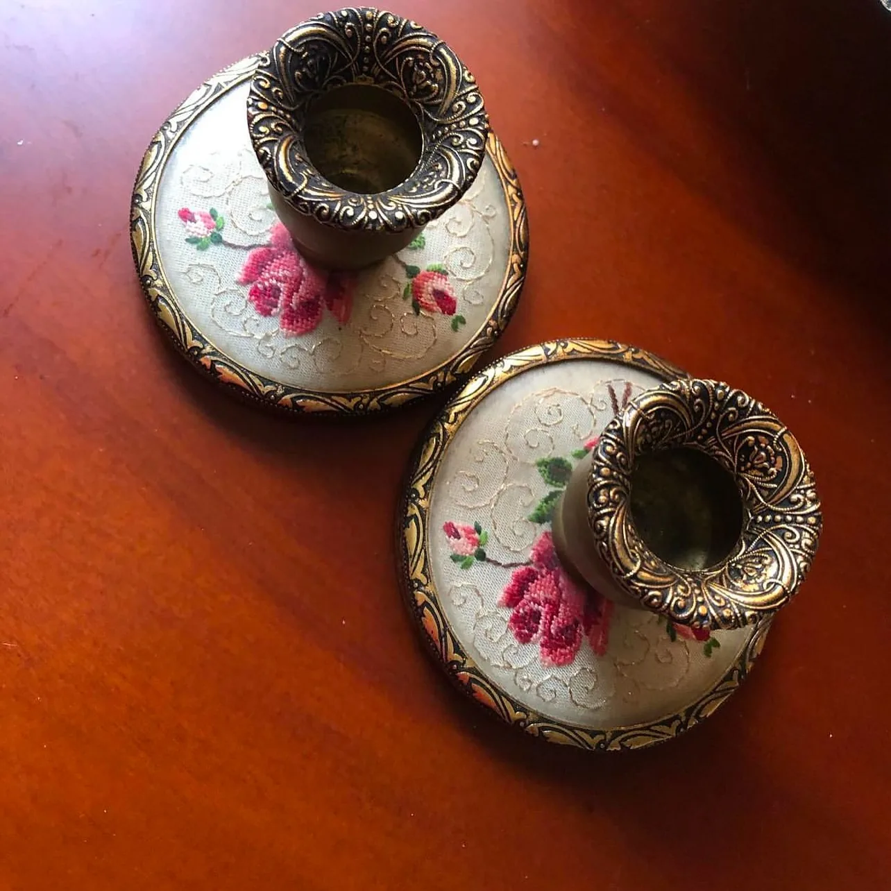 ست شمعدان و جعبه جواهر آنتیک اروپایی گلدوزی‌شده - تصویر ۱۱
