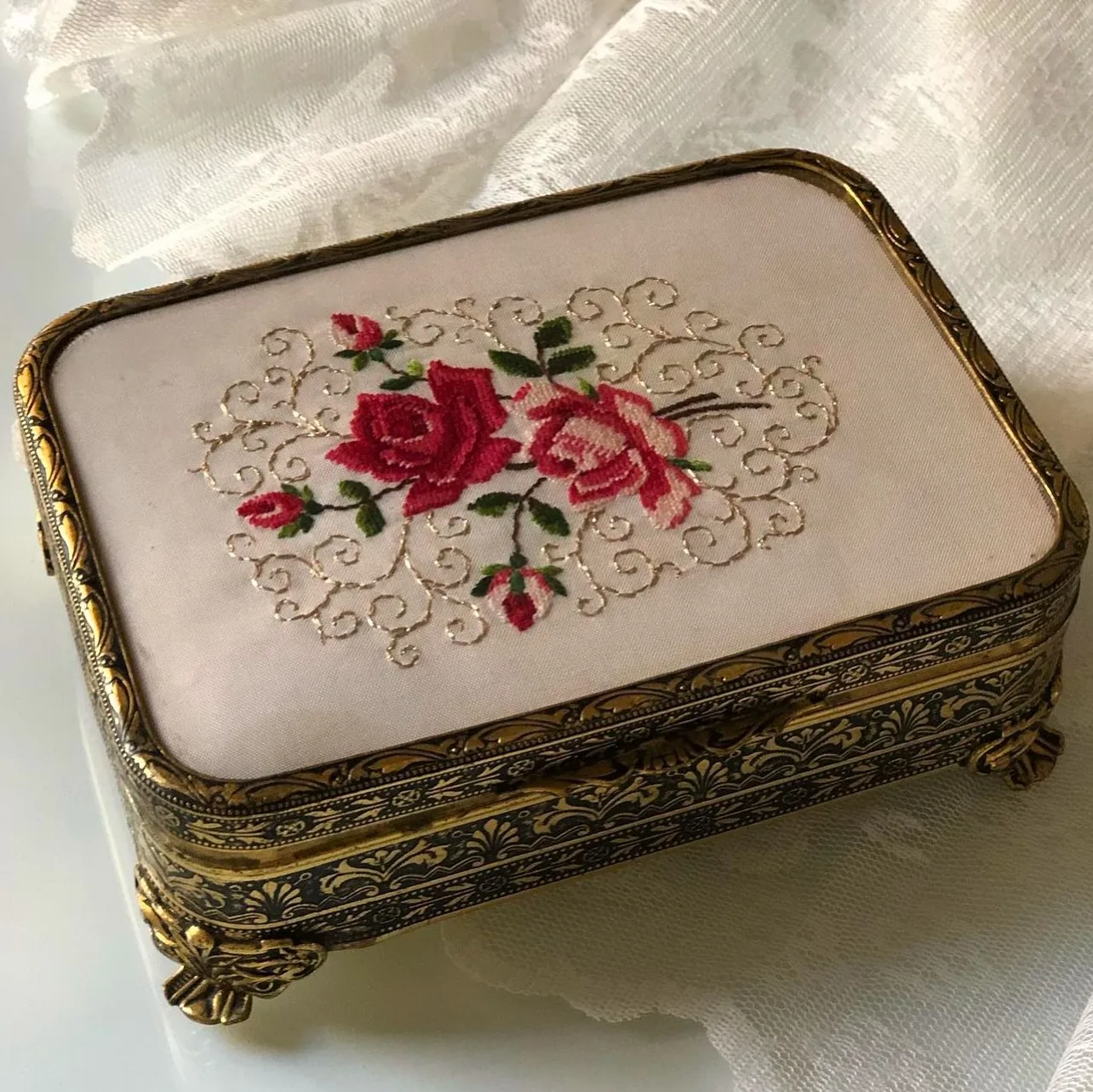 ست شمعدان و جعبه جواهر آنتیک اروپایی گلدوزی‌شده - تصویر ۲۴